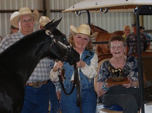 Mary Anne Parris presents a trophy to longtime friends, Dave and Reine Williamson at the Kentucky Breeders Futurity. Image courtesy of Roger Gollehon.