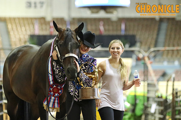 EC Photo of the Day- World Champion Showmanship Sisters!